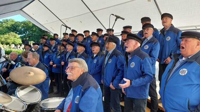 De Stuwzangers zongen voor de lopers - Foto: Ingezonden foto