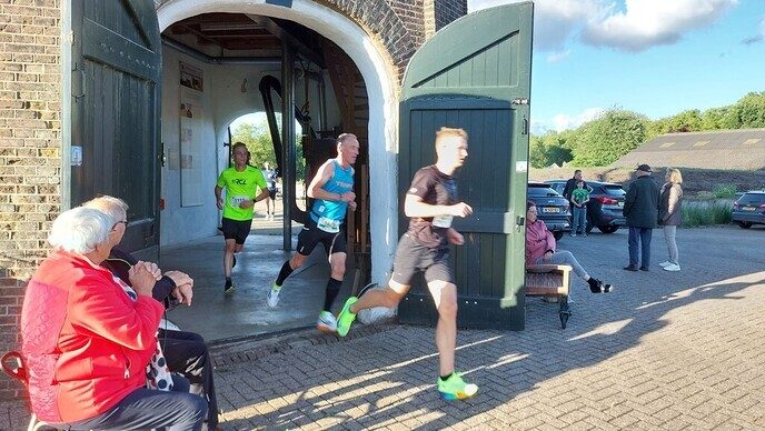 De Stuwzangers zongen voor de lopers - Foto: Ingezonden foto