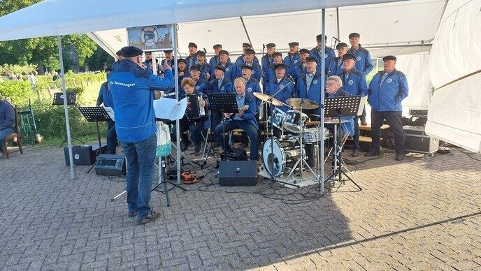 De Stuwzangers zongen voor de lopers - Foto: Ingezonden foto