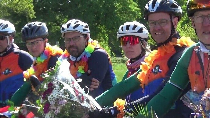 Fietstocht vrienden van Oudleusen vanuit Normandie (video)