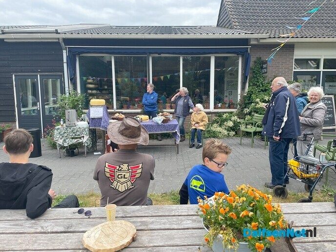 Eerste graskaas aangesneden bij kaasboerderij Heileuver - Foto: Johan Bokma