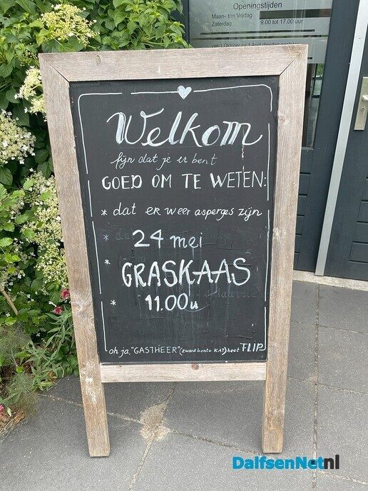 Eerste graskaas aangesneden bij kaasboerderij Heileuver - Foto: Johan Bokma