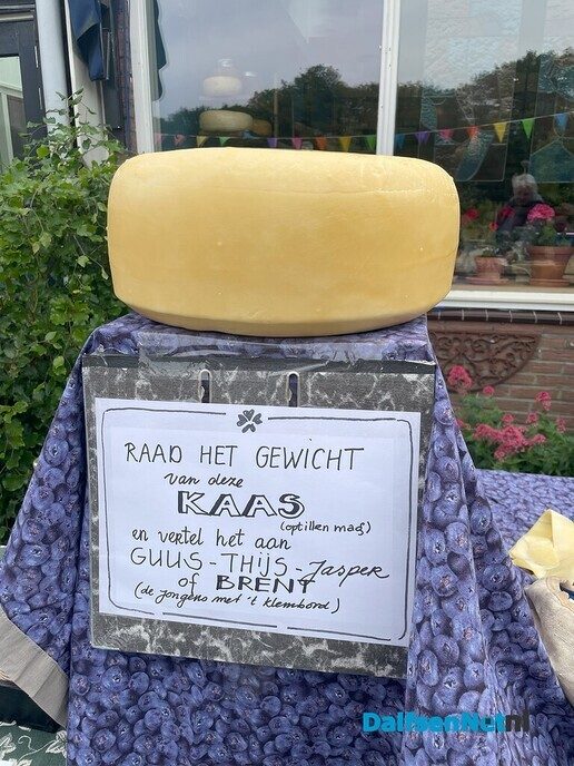 Eerste graskaas aangesneden bij kaasboerderij Heileuver - Foto: Johan Bokma