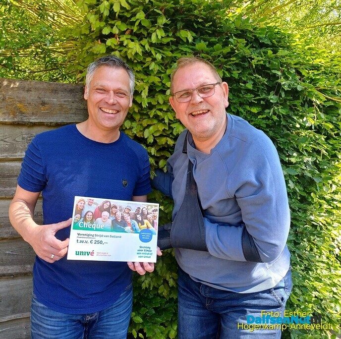 Donatie voor Strijd van Salland - Foto: Ingezonden foto