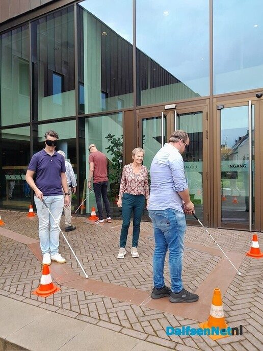 Gehandicapten voorlichting aan de medewerkers van het gemeentehuis - Foto: Ingezonden foto