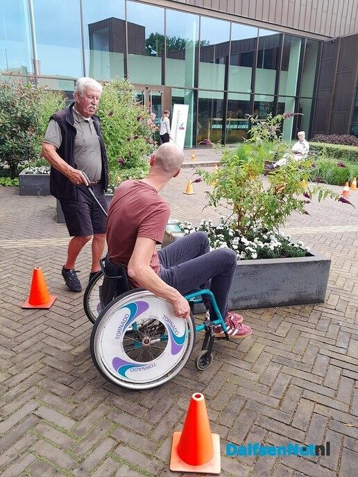 Gehandicapten voorlichting aan de medewerkers van het gemeentehuis - Foto: Ingezonden foto
