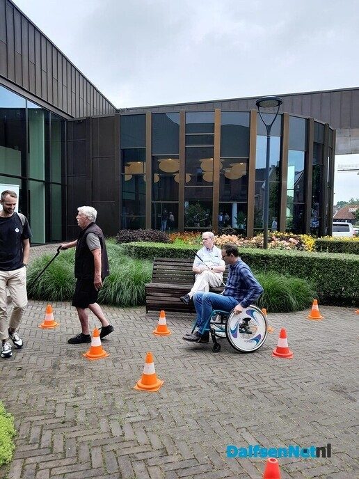 Gehandicapten voorlichting aan de medewerkers van het gemeentehuis - Foto: Ingezonden foto