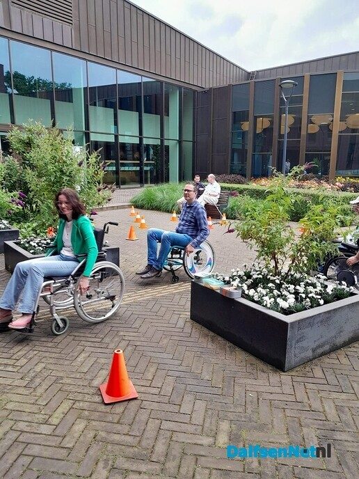 Gehandicapten voorlichting aan de medewerkers van het gemeentehuis - Foto: Ingezonden foto