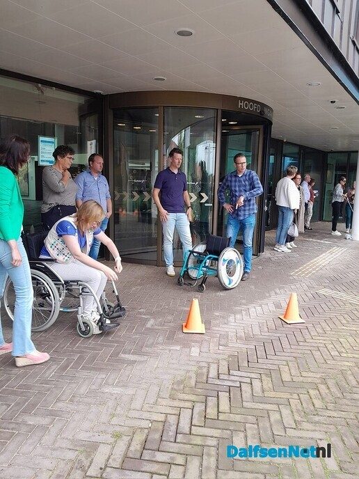 Gehandicapten voorlichting aan de medewerkers van het gemeentehuis - Foto: Ingezonden foto