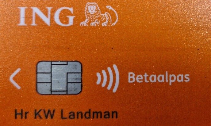 Bankpasje gevonden en de heer Landman is weer heel blij! - Foto: Ingezonden foto