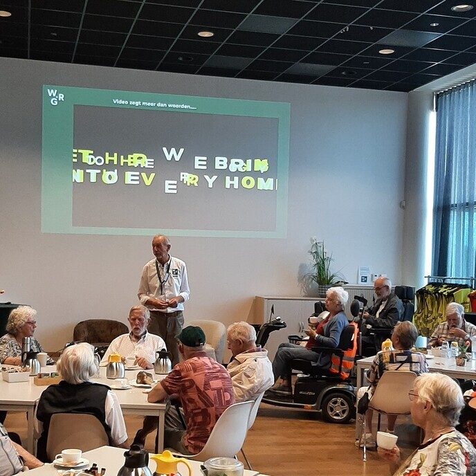 Scootmobilers uit Dalfsen op bezoek bij Wehkamp Zwolle - Foto: Ingezonden foto