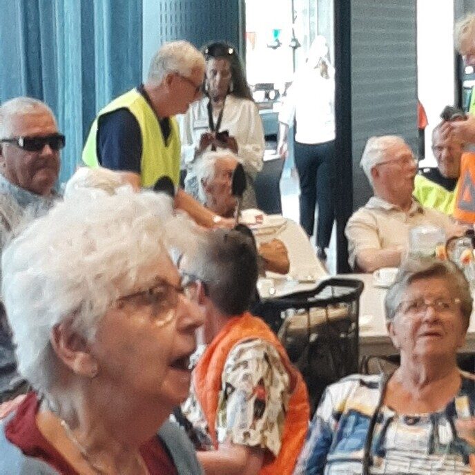 Scootmobilers uit Dalfsen op bezoek bij Wehkamp Zwolle - Foto: Ingezonden foto
