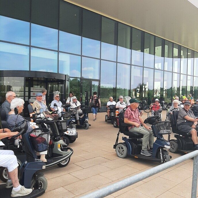 Scootmobilers uit Dalfsen op bezoek bij Wehkamp Zwolle - Foto: Ingezonden foto