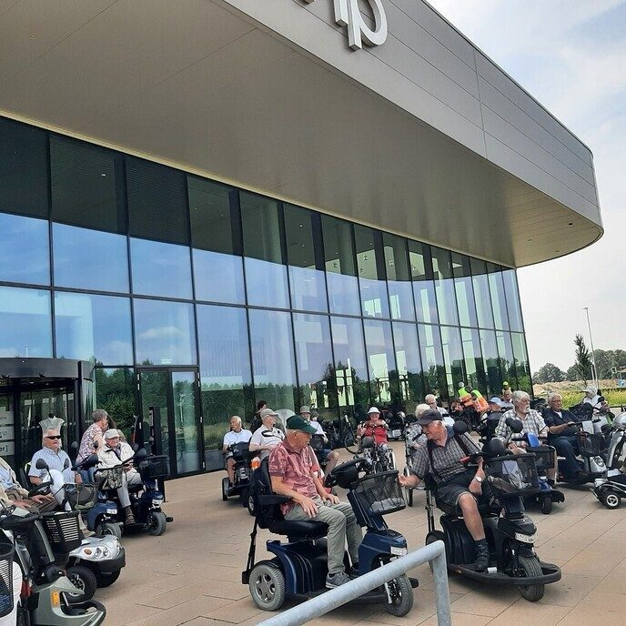 Scootmobilers uit Dalfsen op bezoek bij Wehkamp Zwolle - Foto: Ingezonden foto