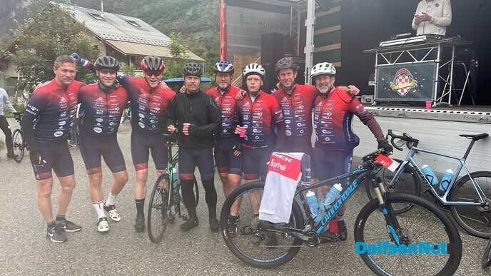Team D’alfsen gestart op de Alpe d’Huzes - Foto: Ingezonden foto