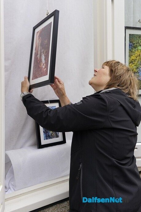 Femmie Smink heeft expositie in vitrines AH Dalfsen - Foto: Paul Scholten