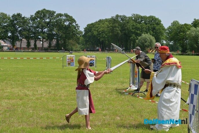 Burgemeester Michael Sijbom is Ridder Haco van de Rutenborgh bij de Slag om Ankum. - Foto: Johan Bokma