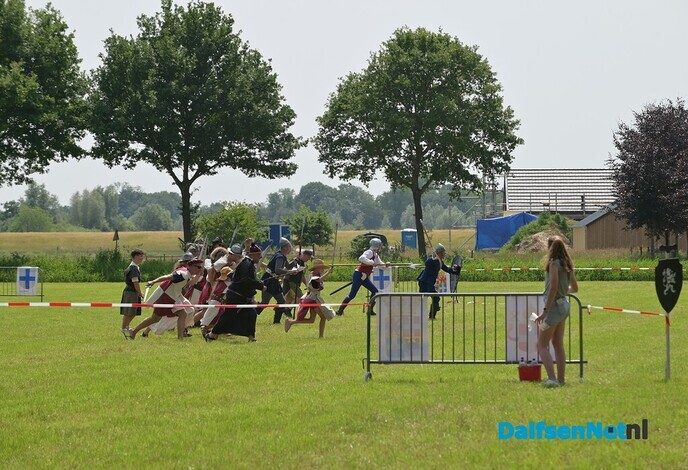Burgemeester Michael Sijbom is Ridder Haco van de Rutenborgh bij de Slag om Ankum. - Foto: Johan Bokma