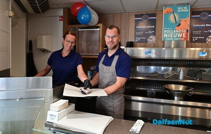 Hollandse Nieuwe gearriveerd bij Visspeciaalzaak Dalfijn in Dalfsen - Foto: Johan Bokma
