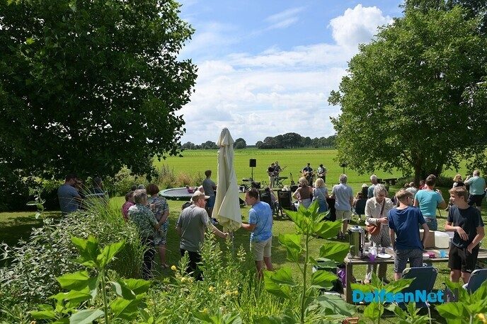 Het gazon als podium en de tuinset als tribune - Foto: Ingezonden foto