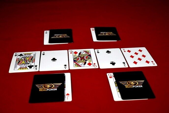 Dalfsen Kaartspelers Gaan het Web Op: Poker Wordt Digitaal in Kleine Steden