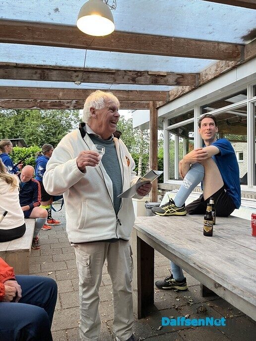 Dalfser hockeyveteranen zwaaien trainer uit - Foto: Ingezonden foto