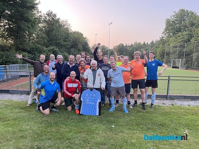 Dalfser hockeyveteranen zwaaien trainer uit - Foto: Ingezonden foto