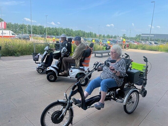 Scootmobilers uit Dalfsen op bezoek bij Wehkamp Zwolle - Foto: Ingezonden foto