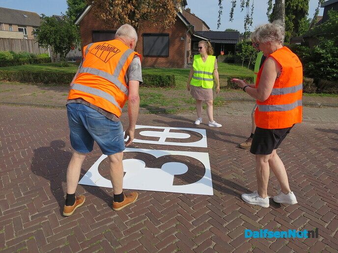 Bewoners Koelmansstraat in actie tegen snelheid van het verkeer in hun straat - Foto: Wim