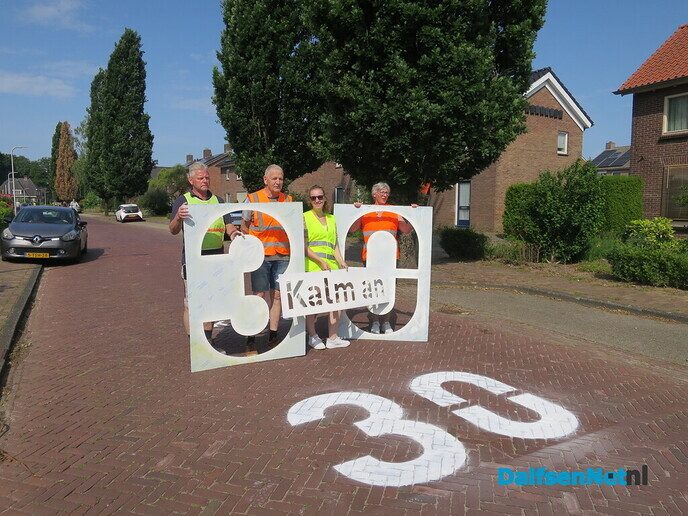 Bewoners Koelmansstraat in actie tegen snelheid van het verkeer in hun straat - Foto: Wim