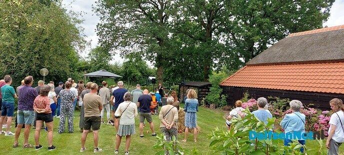 Het gazon als podium en de tuinset als tribune - Foto: Ingezonden foto