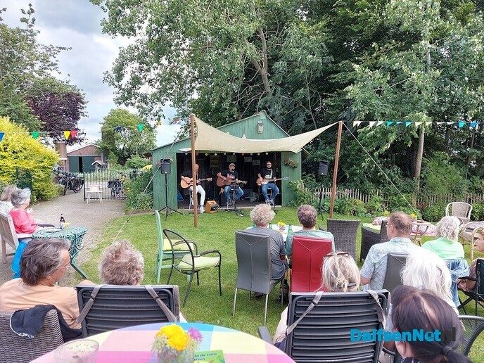 Het gazon als podium en de tuinset als tribune - Foto: Ingezonden foto