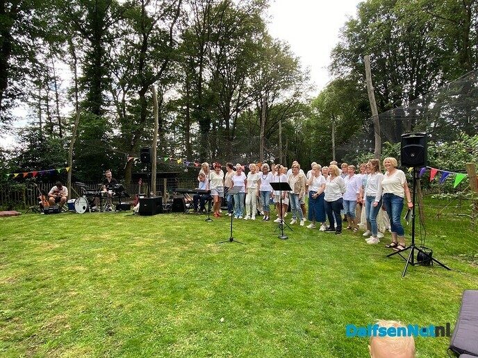 Het gazon als podium en de tuinset als tribune - Foto: Ingezonden foto