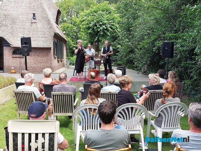 Het gazon als podium en de tuinset als tribune - Foto: Ingezonden foto