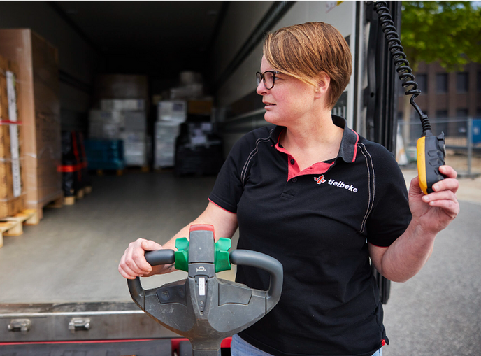 Linda: van bakker naar vrachtwagenchauffeur bij Tielbeke - Foto: Ingezonden foto