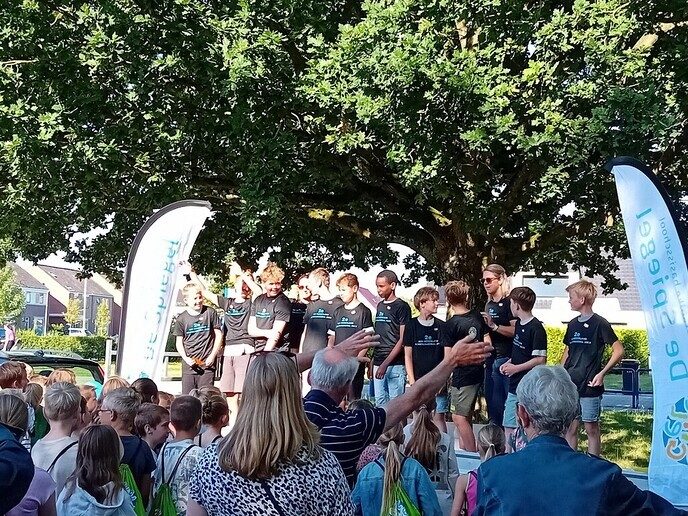 Huldiging jongens handbalteam van De Spiegel - Foto: Ingezonden foto