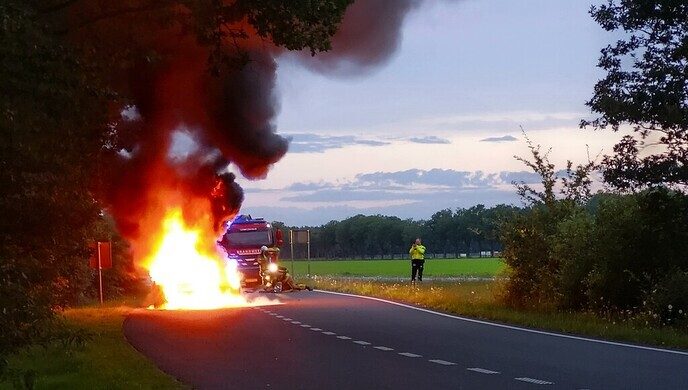 Autobrand Deventerweg in Vilsteren - Foto: Niels Jansen