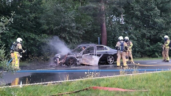Autobrand Deventerweg in Vilsteren - Foto: Niels Jansen