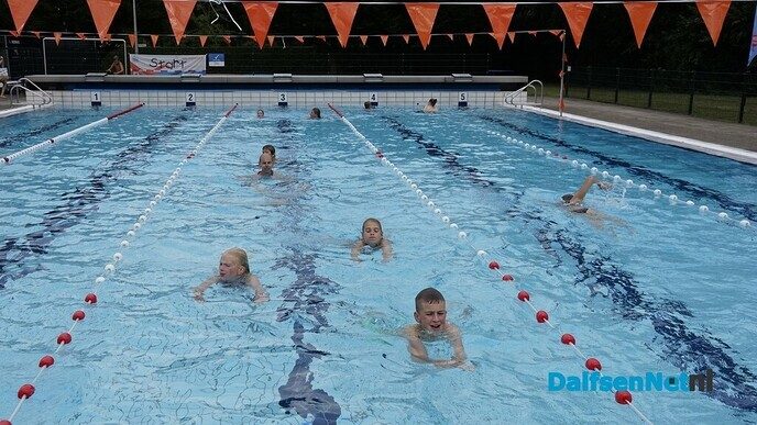 Zwem4daagse Nieuwleusen is begonnen - Foto: Paul Scholten