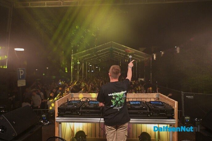 DJ La Fuente zet het Kerkplein op z’n kop tijdens ‘Nikki’s viert de zomer’ - Foto: Johan Bokma