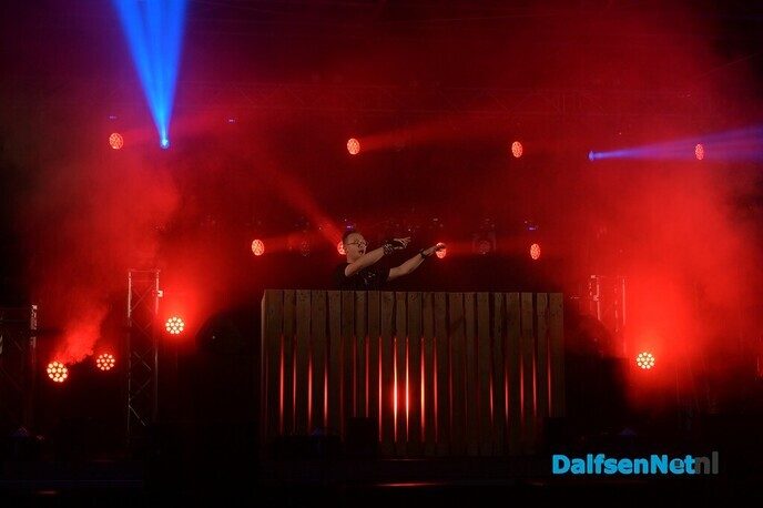 DJ La Fuente zet het Kerkplein op z’n kop tijdens ‘Nikki’s viert de zomer’ - Foto: Johan Bokma