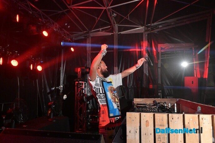 DJ La Fuente zet het Kerkplein op z’n kop tijdens ‘Nikki’s viert de zomer’ - Foto: Johan Bokma