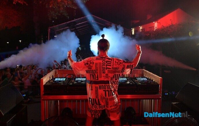 DJ La Fuente zet het Kerkplein op z’n kop tijdens ‘Nikki’s viert de zomer’ - Foto: Johan Bokma