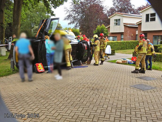 Auto op zijn kant Oosterveen - Foto: H.G. Foto