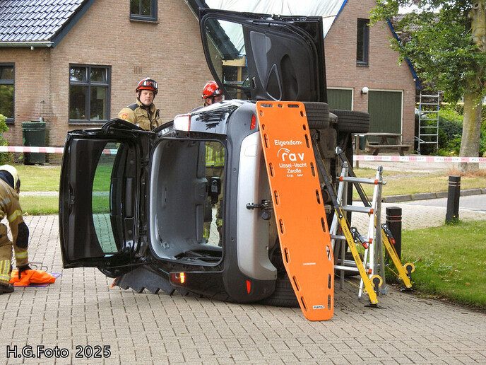 Auto op zijn kant Oosterveen - Foto: H.G. Foto