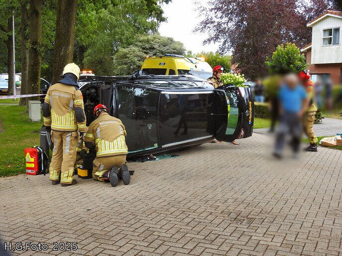 Auto op zijn kant Oosterveen - Foto: H.G. Foto