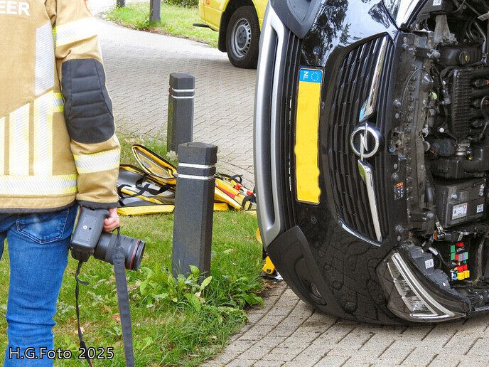Auto op zijn kant Oosterveen - Foto: H.G. Foto