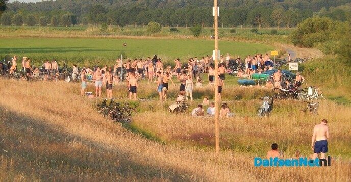 Honderden mensen op Dalfser strand: om 21.00 uur nog - Foto: Willy
