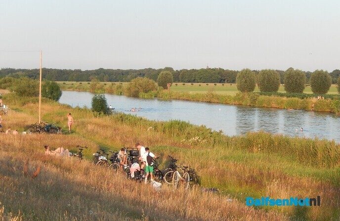 Honderden mensen op Dalfser strand: om 21.00 uur nog - Foto: Willy