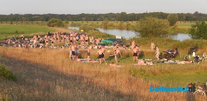 Honderden mensen op Dalfser strand: om 21.00 uur nog - Foto: Willy